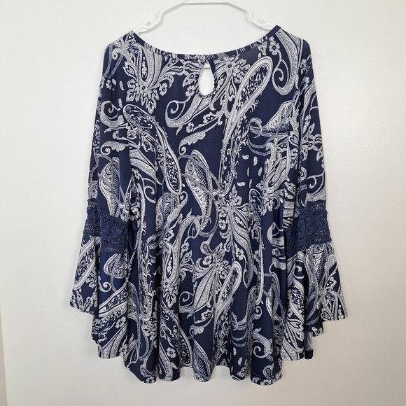 Fringe Benefits Navy Blue White Paisley Lace Detail Bell Sleeves Blouse Size 3X - Picture 3 of 5